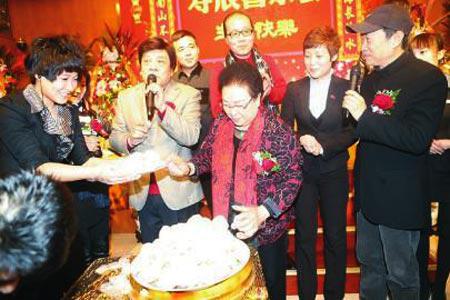 直击明星生日趴奢靡场面：大小S制服秀色诱老公