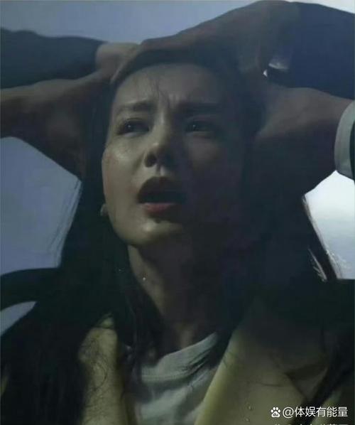 深夜同回酒店！女星与顶流地下车库兜圈10分钟被拍