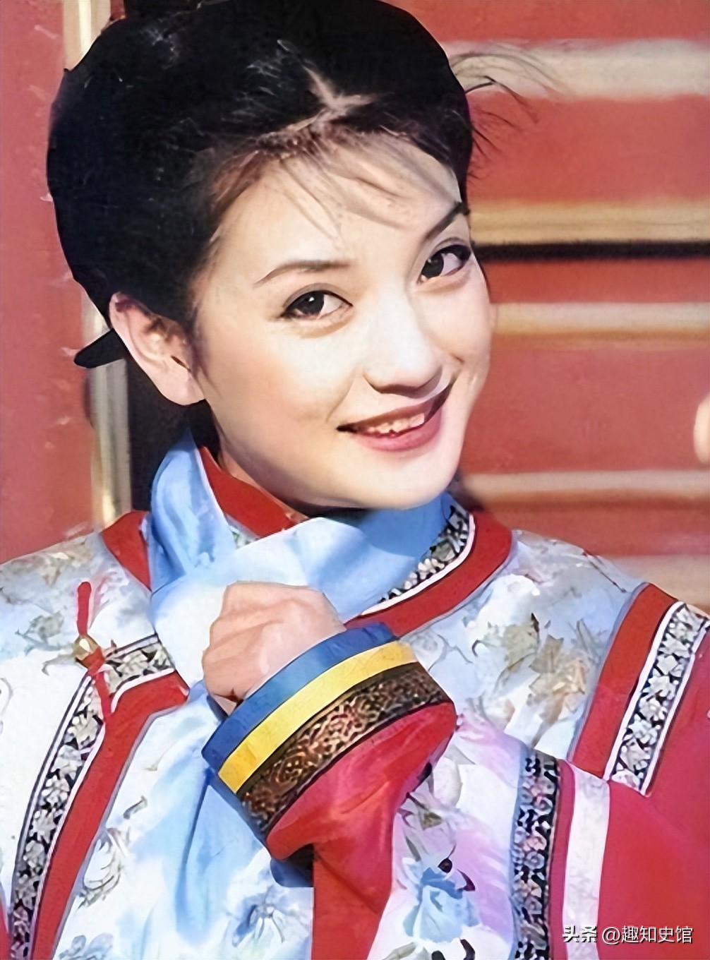 面相又变了！49岁赵薇广东吃饭，又老又瘦没架子，却再无回头路走