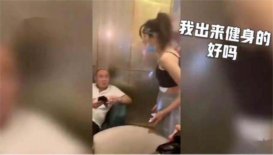 刘亦菲辣妹穿搭被骂辣眼睛_刘亦菲LV内衣造型争议_华语女明星内衣