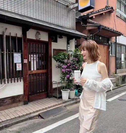 吴昕直播带货转型经历_吴昕直播外国网友英语互动_女明星直播间